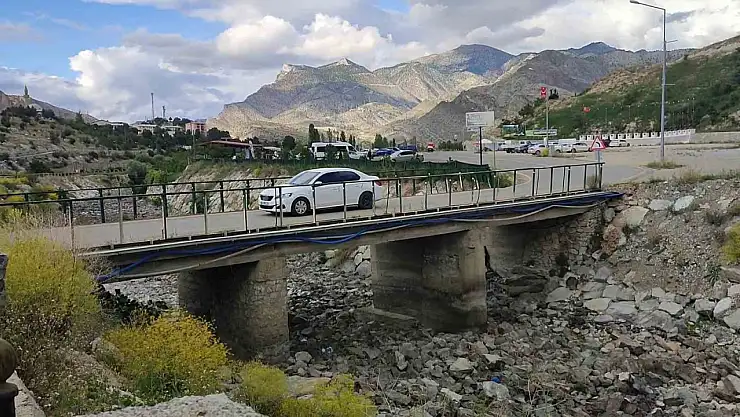 Tortum Şelalesi'ndeki Eski Köprü, Güvenlik Tehlikesi Oluşturuyor