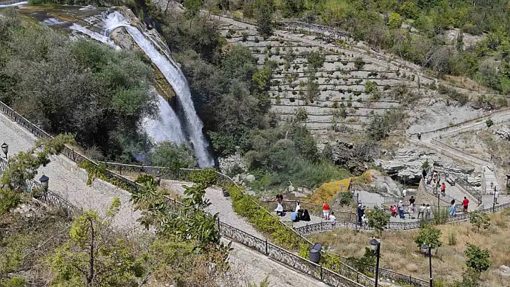 Tortum Şelalesi, yerli ve yabancı turistleri büyülemeye devam ediyor