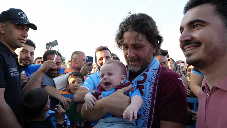 Trabzonspor taraftarından sevgi seli, Fatih Tekke minik hayranını kucağına aldı!
