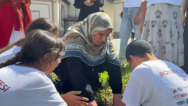 TÜGVA öğrencileri Ulu Cami bahçesinde fidan dikti