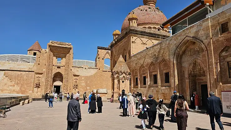 Turistlerin bahar durağı İshak Paşa Sarayı oldu