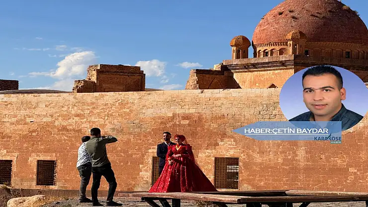 Turistlerin gözdesi olan saray, bu kez çiftlerin uğrak noktası oldu