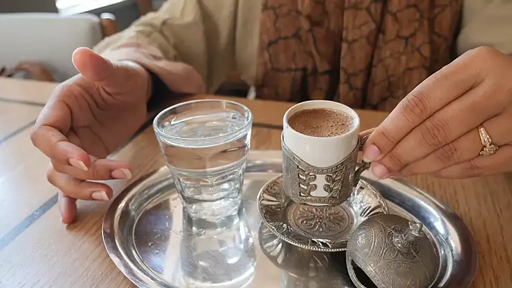 Türk kahvesi neden suyla ikram edilir? Osmanlı'dan gelen geleneğin sebebi meğer