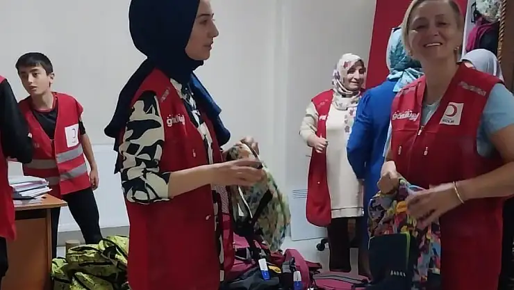 Türk Kızılay Palandöken, 300 öğrenciye kırtasiye, 70 hastaya hijyen malzemesi dağıttı