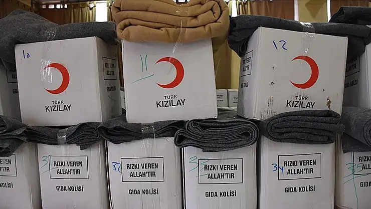 Türk Kızılay zor durumdaki ailelere yardım elini uzatıyor