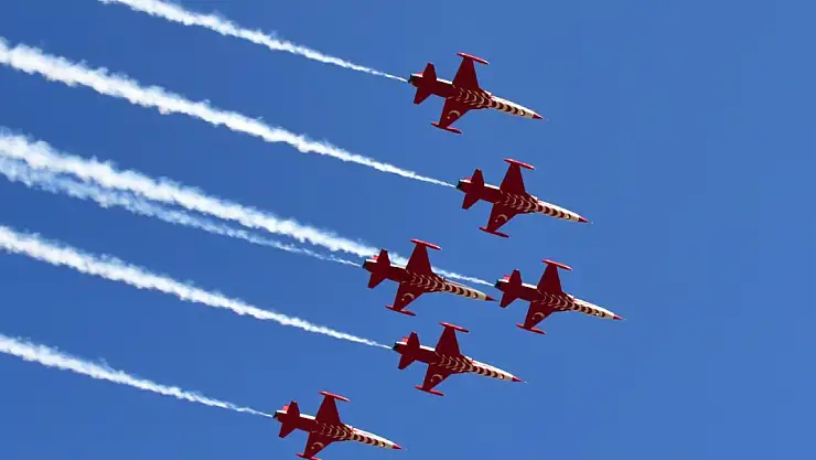 Türk Yıldızları'nın Muhteşem Havada Dansı İzleyenleri Büyüledi