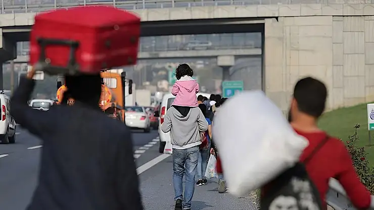 Türkiye genelinde gerçekleştirilen operasyonda 52 göçmen kaçakçısı ile birlikte 666 düzensiz göçmen yakalandı