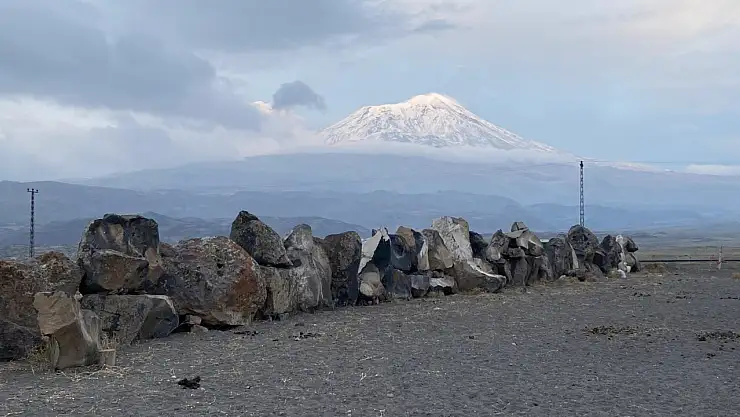 Türkiye'nin çatısı karla kaplı manzarasıyla Doğubayazıt'ı selamladı