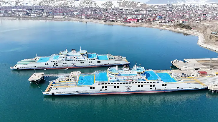 Türkiye'nin en büyük ikiz feribotları Van Gölü taşımacılığına güç katıyor
