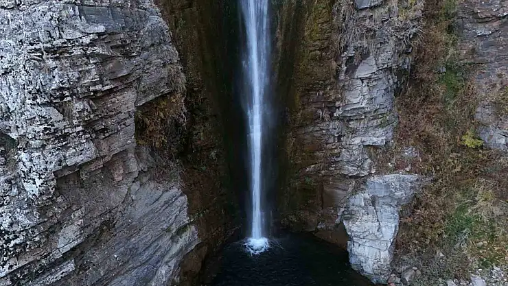 Türkiye'nin En Yüksek Şelalesi: Gümüşkanat Doğal Güzelliğiyle Büyülüyor