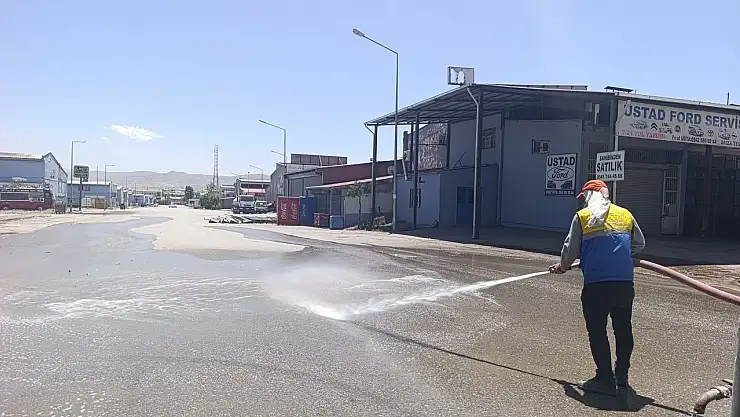 Tuşba Belediyesi yaz aylarında tozla mücadele için yol yıkama çalışmalarını sürdürüyor