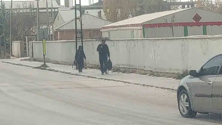 Tuşba'da Aniden Yağdı, Kent Beyaza Büründü! Dolu Hayatı Olumsuz Etkiledi