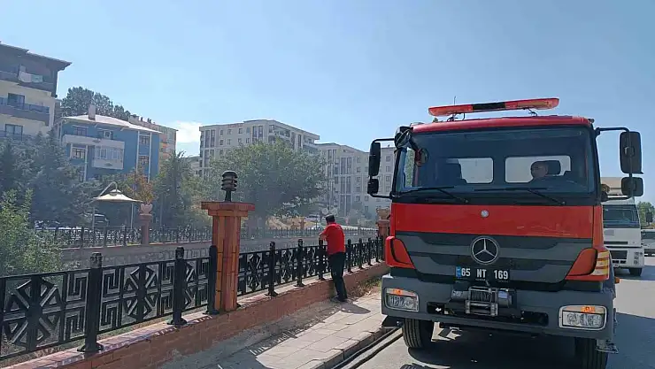 Tuşba'da dere kenarındaki otluk yangını itfaiye ekipleri tarafından kontrol altına alındı