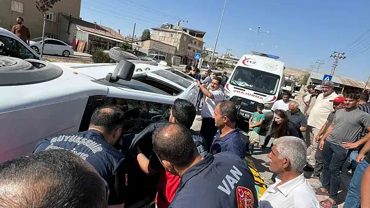Tuşba'da hafif ticari araç kaza yaptı, 1 kişi yaralandı