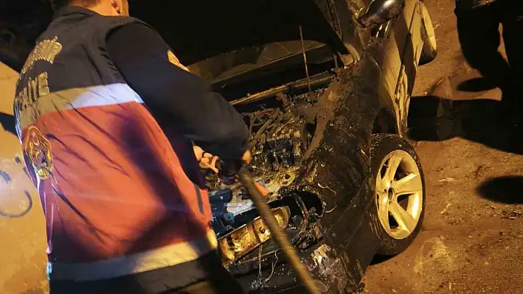 Tuşba'da park halindeki otomobilin motor kısmında yangın çıktı, itfaiye kısa sürede müdahale etti