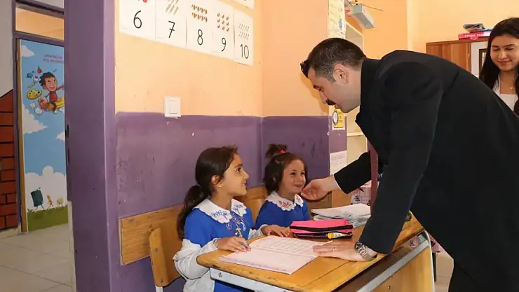 Tutak Kaymakamı Coşkun çocukların güler yüzüne ortak oldu