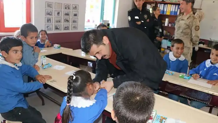 Tutak Kaymakamı Coşkun'dan köy okullarına sıcak ziyaret