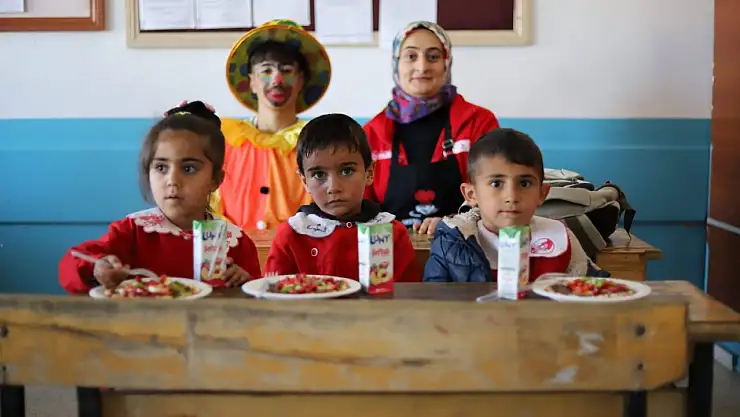 Tutak Kızılay gönüllülerinden öğrencilere waffle ikramı