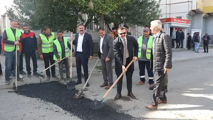 Tutak'ta Kaymakam Coşkun, asfalt işçilerine moral ziyareti yaptı