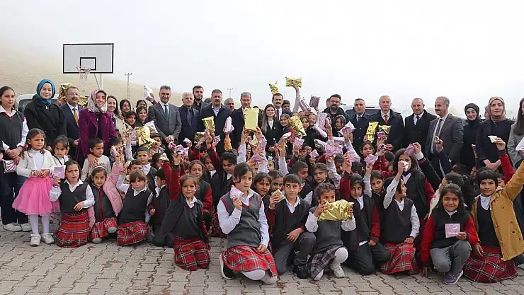 Tutak'ta köy okuluna anlamlı ziyaret gerçekleştirildi
