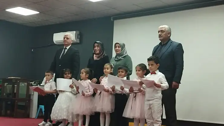 Tutak'ta miniklerin yıl sonu gösterisi büyük beğeni topladı