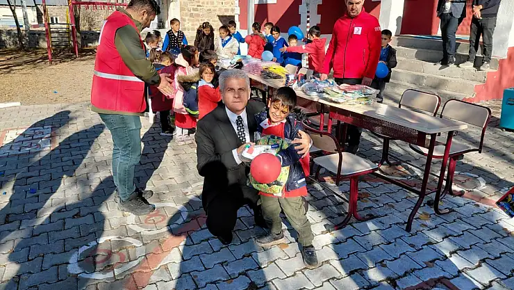 Tutak'ta öğrencilerin yüzünü güldüren eğitim dayanışması