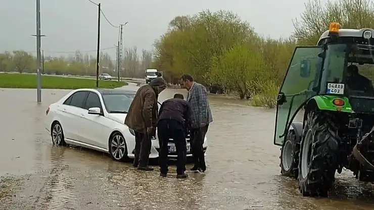 Tutak'ta yağmur sonrası araç sulara gömüldü, köylüler traktörle kurtardı