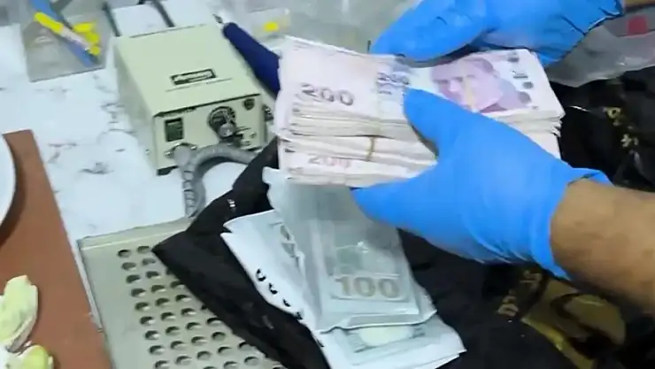 Tuzluca'da ruhsatsız diş kliniğine baskın: 2 gözaltı, 21 bin dolar ve 65 bin lira ele geçirildi