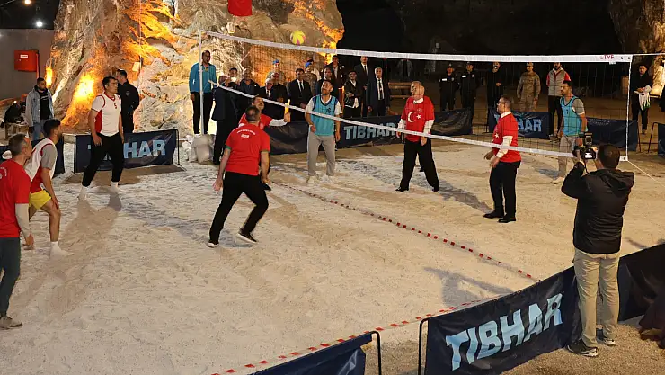 Tuzluca Tuz Mağaralarında Cumhuriyet Coşkusu: Cumhuriyet Tuz Voleybolu Turnuvası Düzenlendi