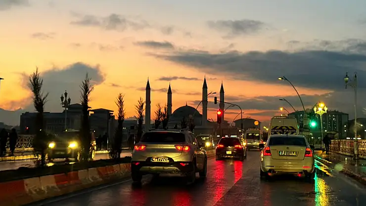 Ulucami'nin eşsiz görüntüsü, akşam gökyüzüyle buluştu