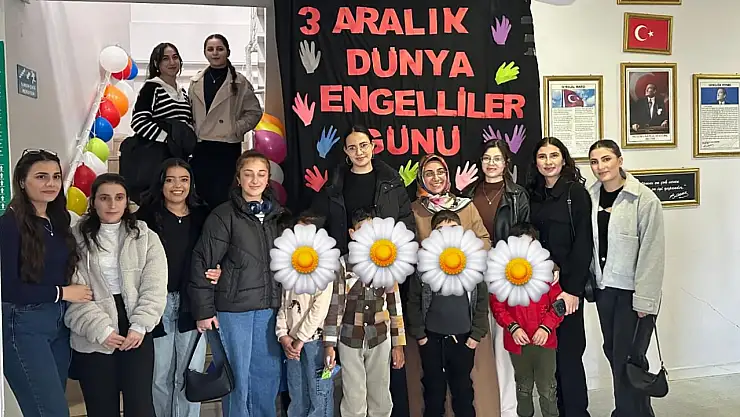 Üniversite öğrencileri engelliler günü için özel eğitim merkezinde buluştu