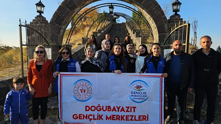 Üniversite öğrencileri, İshak Paşa Sarayı'nda tarihi yolculuğa çıktı