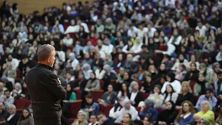 Ünlü sanatçı Haluk Levent Ağrı'da gençlerle buluştu