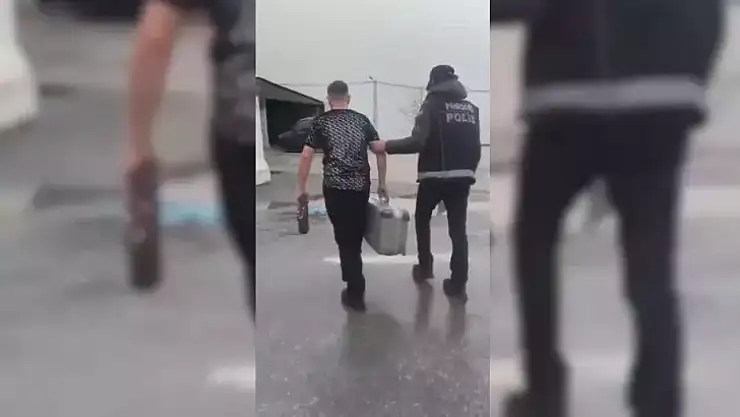 Uyuşturucu madde ile yakalanan şüpheli ayakkabısında gizlediği ile tutuklandı