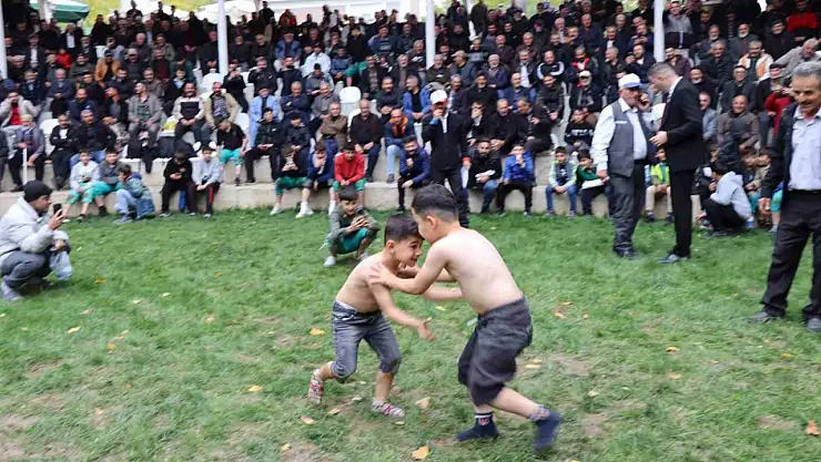 Uzundere'de Cumhuriyetin 102. yılında Karakucak Güreşleri coşkuyla başladı