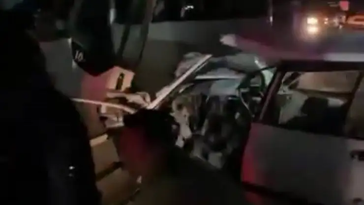 Uzundere'de Midibüs ile Otomobil Çarpıştı: 2 Yaralı