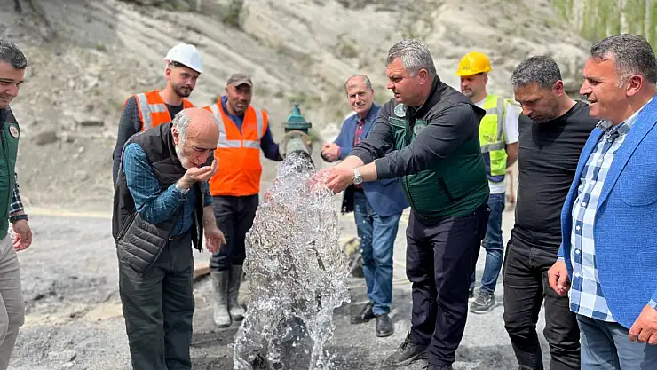 Uzundere'de Sondaj Çalışmalarından Sevindirici Sonuç: Saniyede 7 Litre Su Elde Edildi