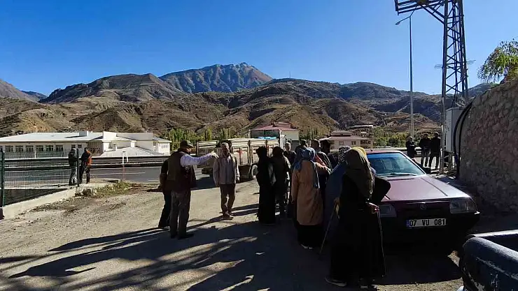Uzundere'de Yol Düzenlemesi Vatandaşları Mağdur Etti, Mesafe 3 Kilometreye Çıktı