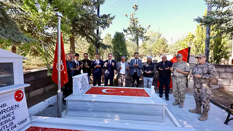 Vali Ahmet Karakaya, Ahlat Şehitliğinde İncelemelerde Bulundu