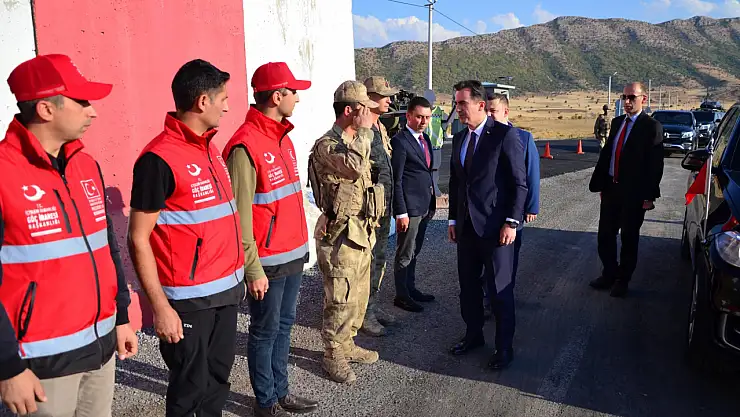 Vali Ahmet Karakaya, Mobil Göç Noktası Araçlarında İncelemelerde Bulundu