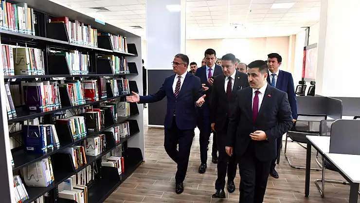 Vali Balcı, Özalp'te Kütüphane ve Gençlik Merkezini Ziyaret Etti