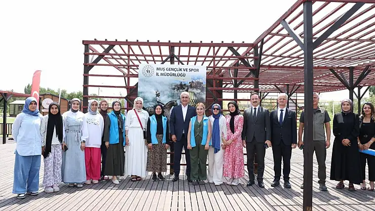 Vali Cakir, Muş'ta gençlerle keyifli bir kamp dönemi geçiriyor