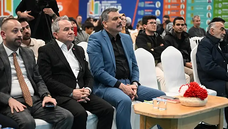 Vali Çiftçi, Erzurum Kitap Fuarı'nda Kitapseverlerle Buluştu