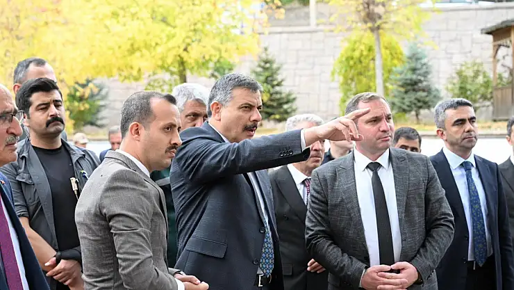 Vali Çiftçi, İspir ve Pazaryolu'nda heyelan bölgesini inceledi, esnafla buluştu ve şehitliği ziyaret etti