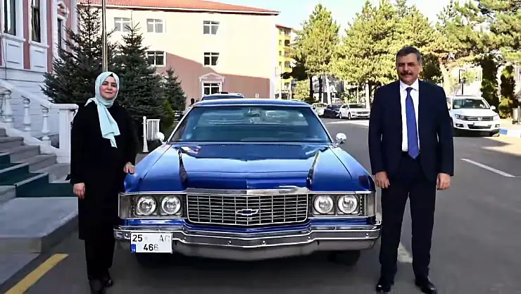 Vali Çiftçi ve eşi 1974 model Chevrolet ile Erzurum sokaklarında nostaljik tur attı