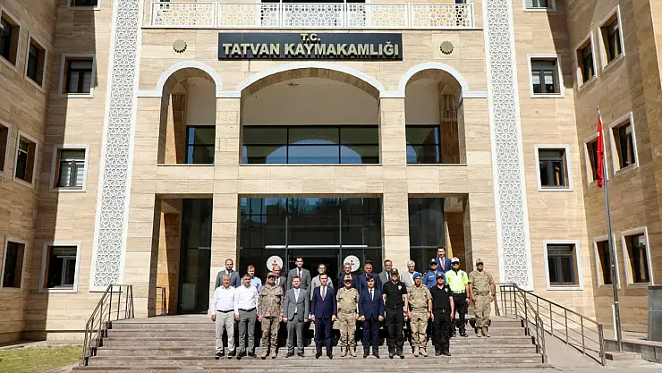 Vali Karakaya, Tatvan Kaymakamlığı'nı ziyaret ederek projeleri ve işbirliğini değerlendirdi
