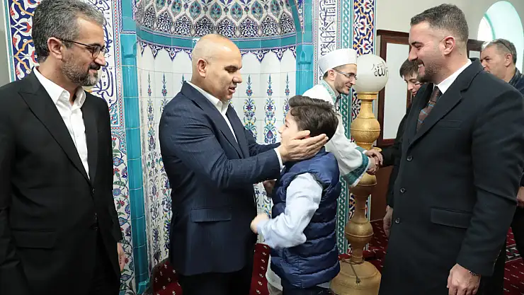 Ağrı Valisi Koç, bayram namazının ardından vatandaşlarla bayramlaştı