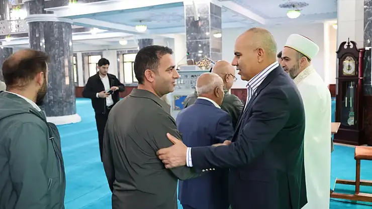 Vali Koç, bayram namazında vatandaşlarla bayramlaştı