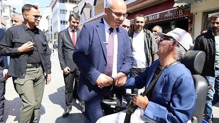 Vali Koç Cumhuriyet Caddesi'nde vatandaşlar ile sohbet etti