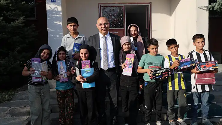 Vali Koç Dedeli'de çocuklarla buluştu, hediyelerle sevindirdi
